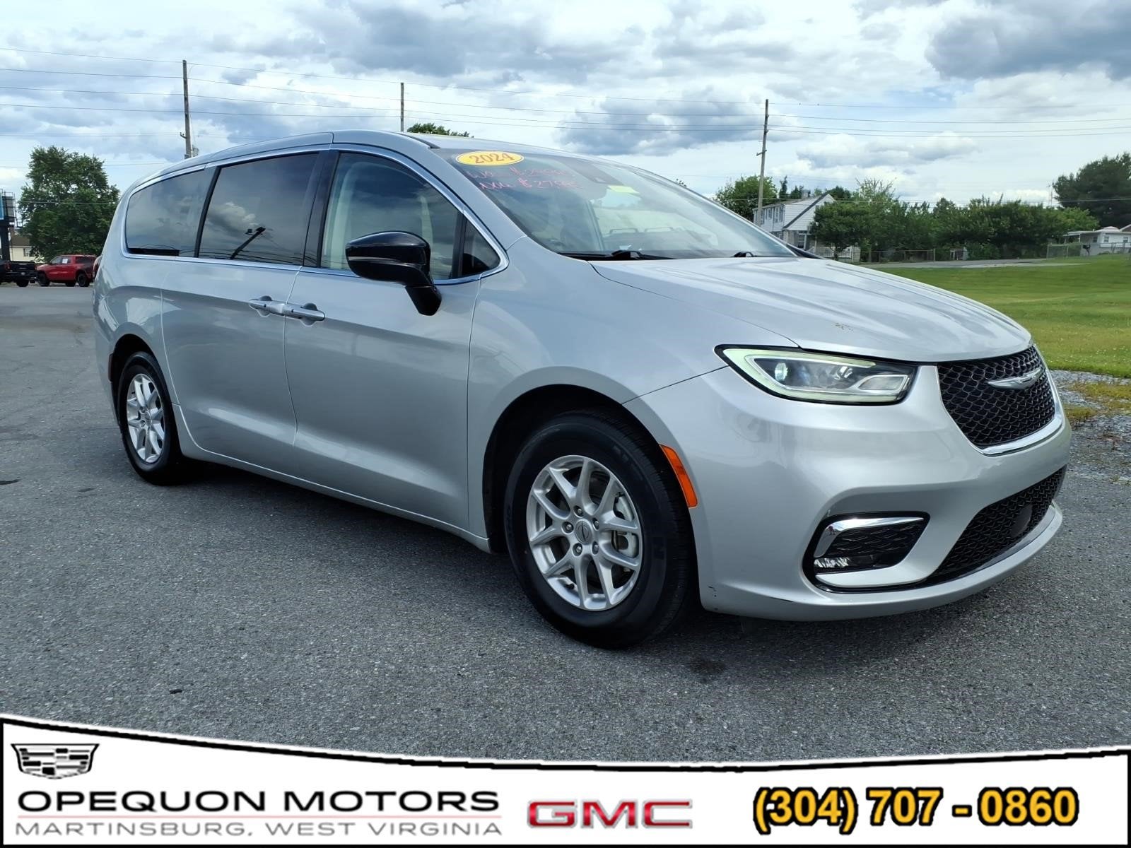 2024 Chrysler Pacifica Touring L's photo